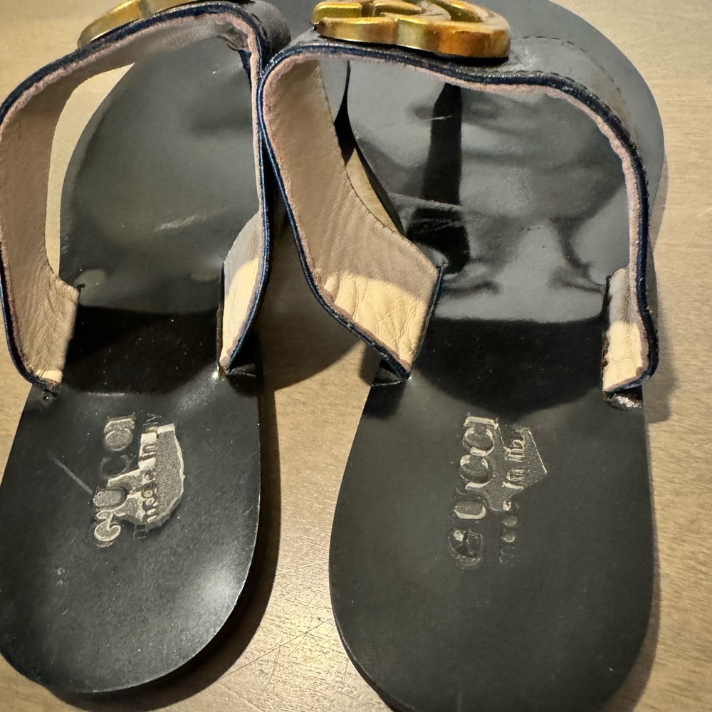 Gucci Black Sandals with Gold Logo - Picture 2 of 4